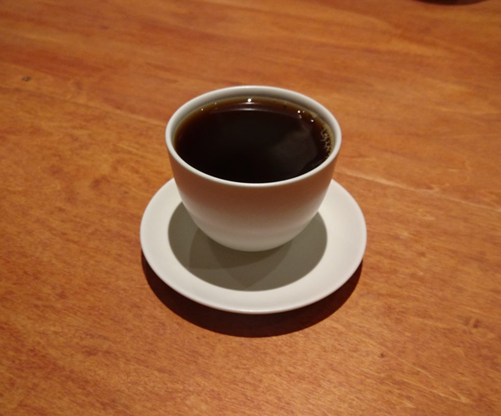 エチオピアの浅入りコーヒー　白いカップに入っている
